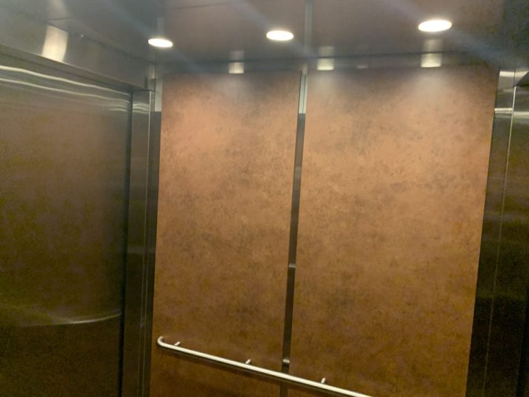 エレベーター内観(2)