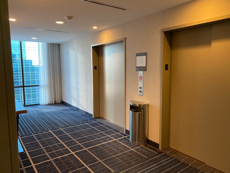 客室階エレベーターホール