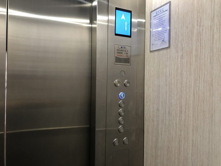 エレベーター内部