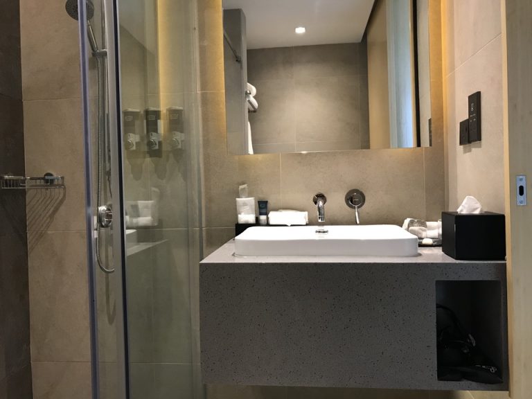 トイレから洗面台を見たところです。(1)