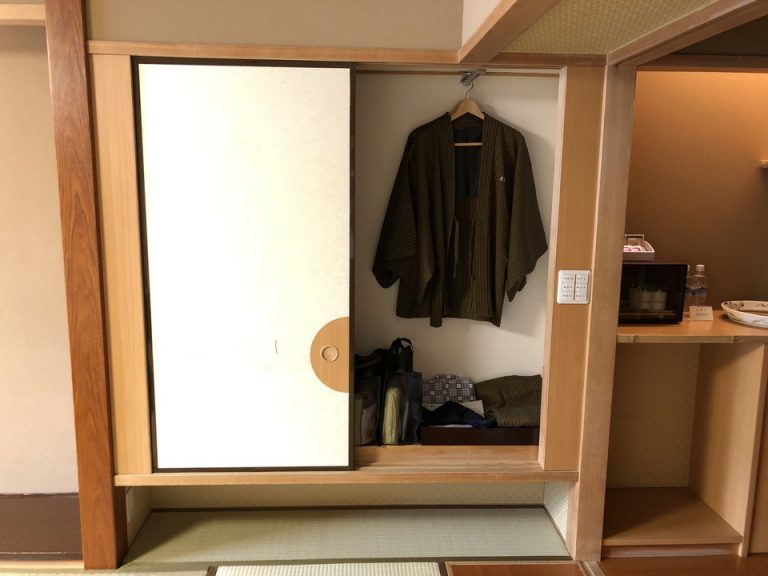 クローゼット外観(開けた状態)