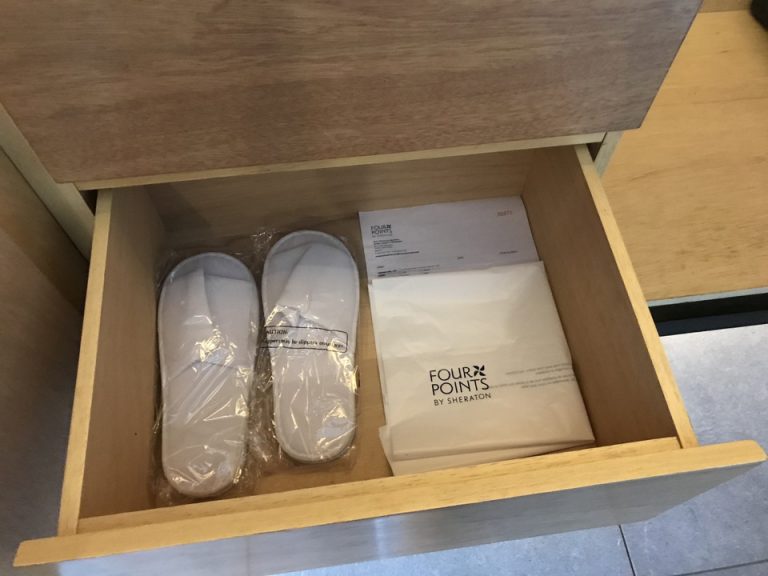 クローゼット内の棚を開けると、スリッパとランドリー注文セットがありました。