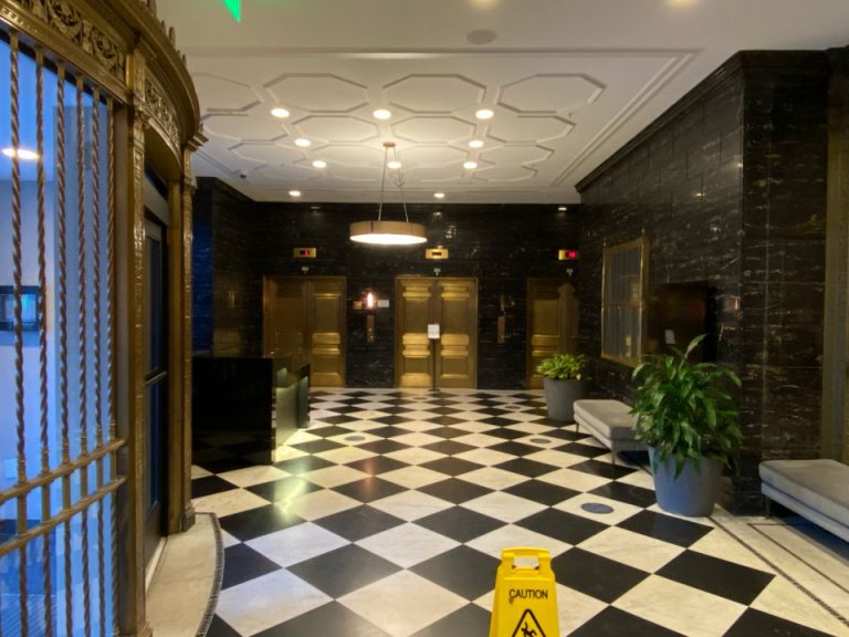 エントランス内観