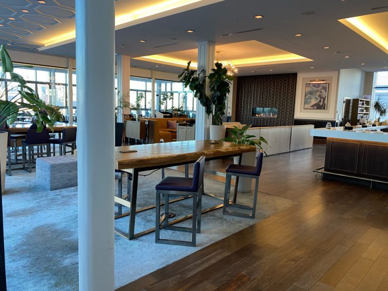 ソファー席やテーブル席などTPOに合わせて使用可能