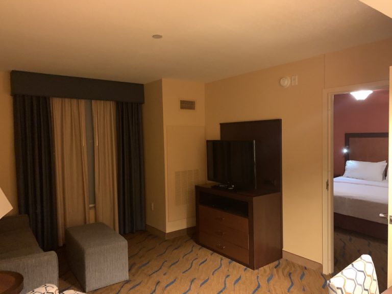 客室全体入口方向