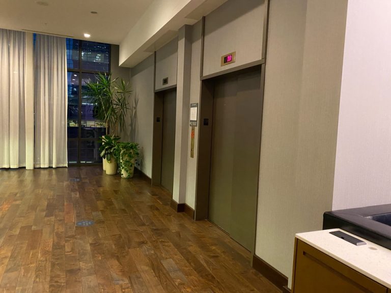 フロント階エレベーターホール