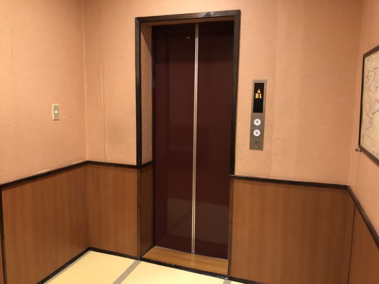 エレベーターホールフロント階