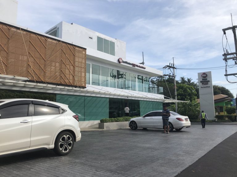 ホテル入り口外観(1)