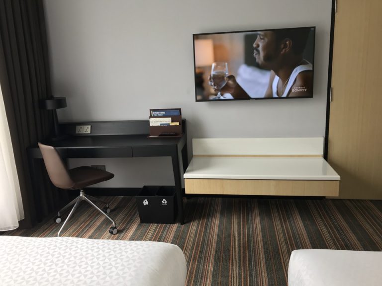 ベッド方向からテレビを見たところです。