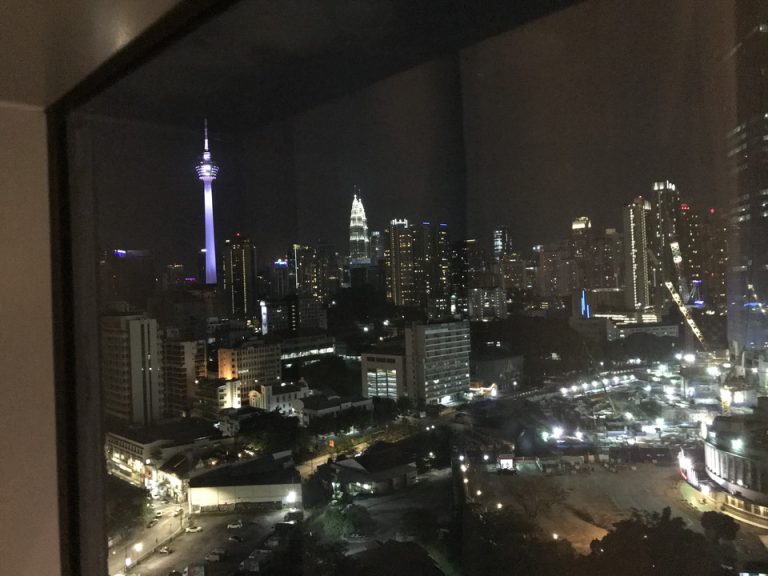 お部屋から見た夜景です。遠目ですが、KLタワーとツインタワーのライトアップを見ることが出来ました。