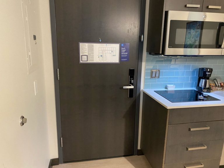 客室入口内観ドア