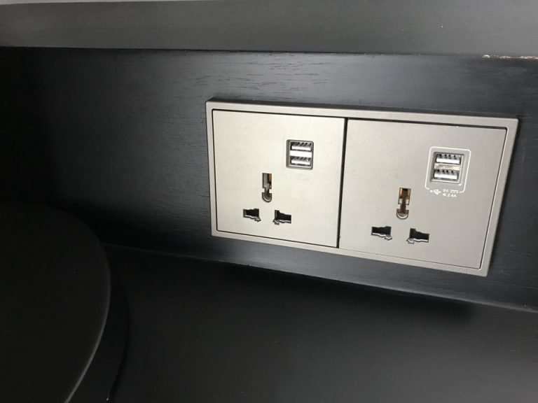 デスクについた電源です。通常のもの二つと、USB電源4つと充分に付いていました。