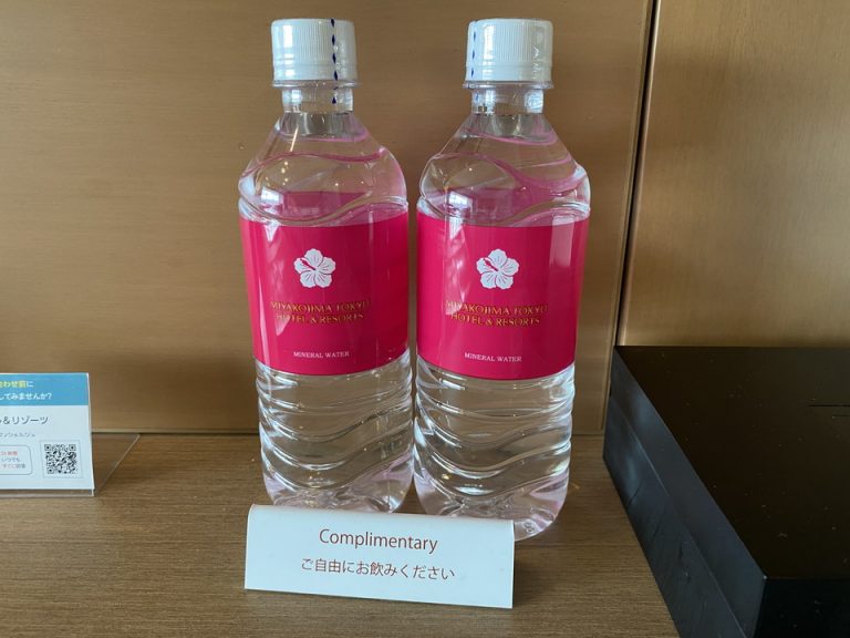 無料ホテルオリジナルミネラルウォーター