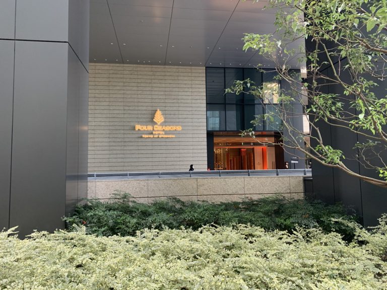 建物のホテルロゴ