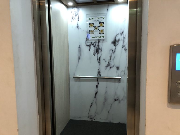 エレベーター内部(1)