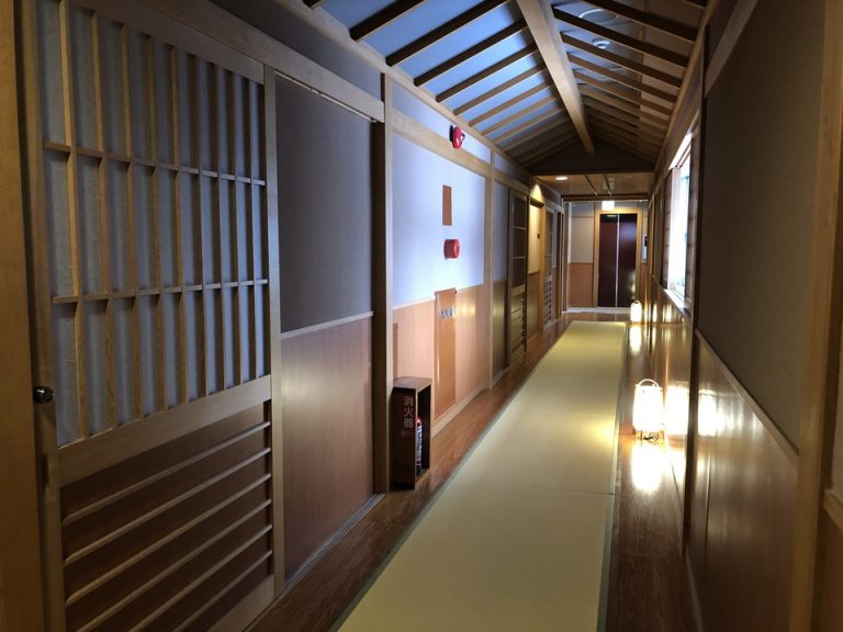 客室入口付近廊下