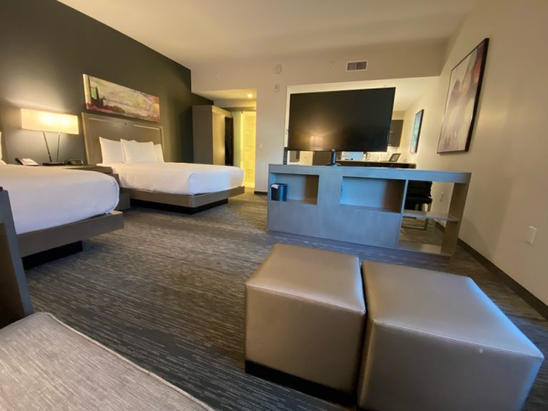 窓際方向から見た客室全体の様子