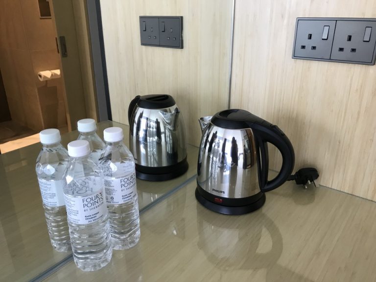 カフェコーナーの上には、ポットと無料の水二本がありました
