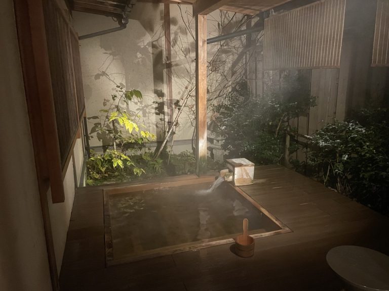 客室露天風呂(夜)(1)