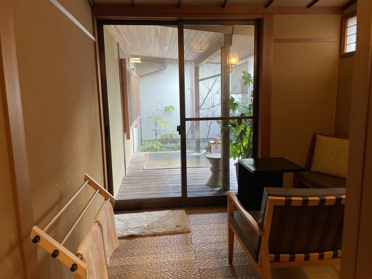 脱衣スペースから見た客室露天風呂(1)