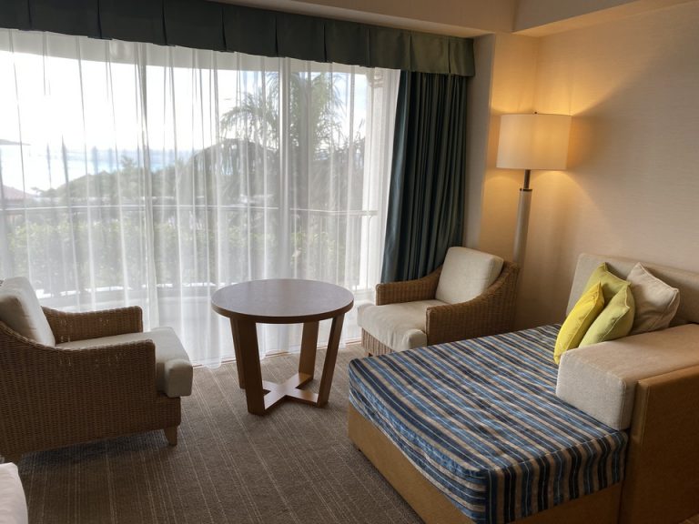 ソファとテーブルと椅子