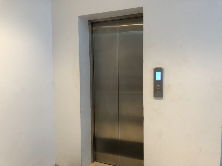 一階のエレベーター