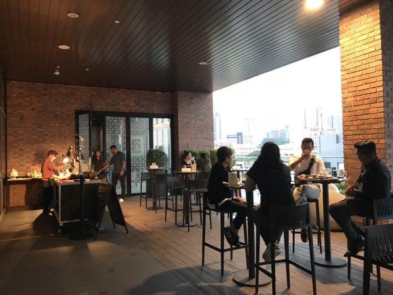 私の席はプールサイドでした。南国のまったりした外気に触れながら、楽しく飲んで食べることができます。