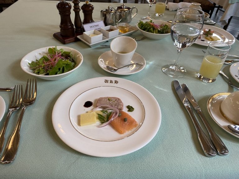 コールドプレート (仔牛とフォアグラのパテ・スモークサーモン・グリュイエールチーズ)、彩り野菜のサラダ、オリジナルドレッシング