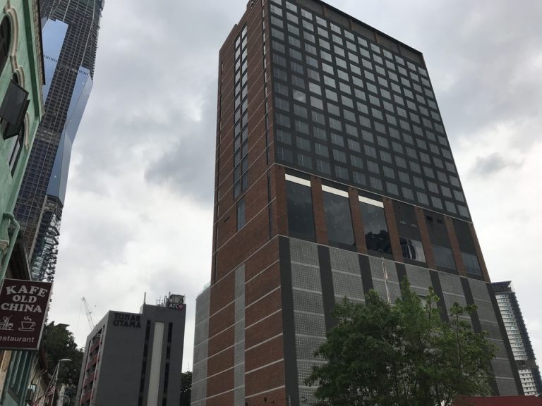 ホテルの外観の建物全体です。焦げ茶色で  階建ての建物です。(1)