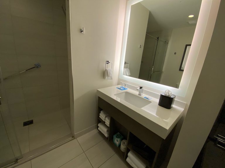 バスルーム入口より