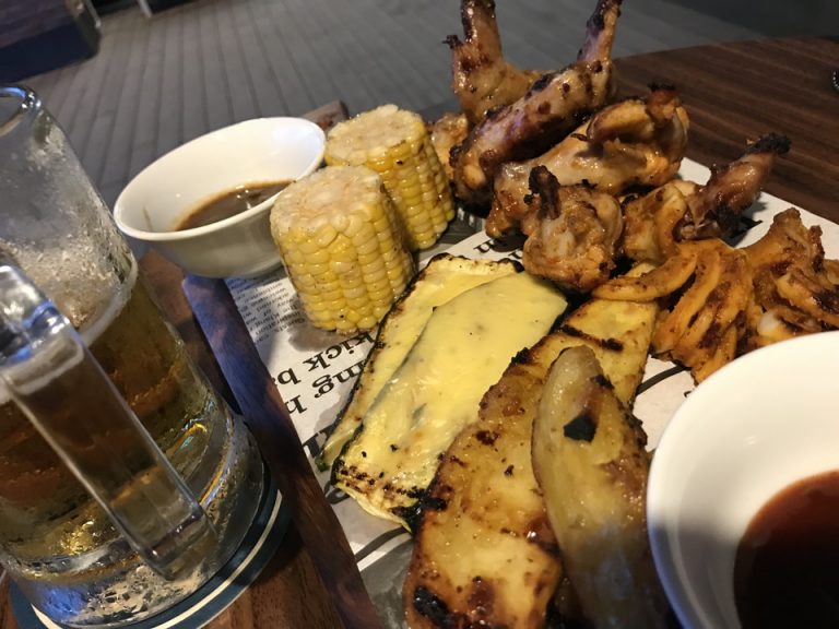 私が注文したグリルセット2人前とビールです。夜4時から9時はハッピーアワーで、ビールやワインが一杯15Rでした。