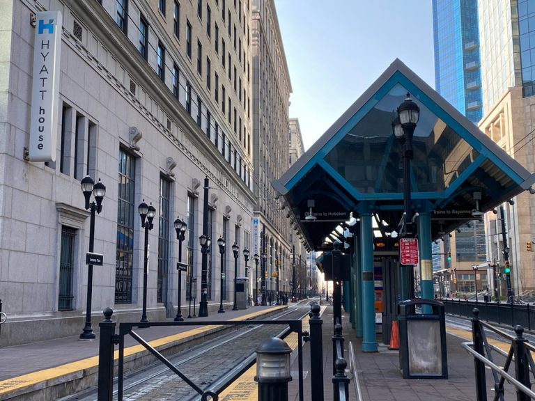 ホテル横、pathトレインの駅