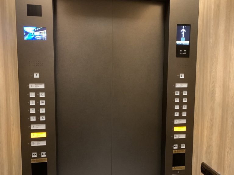 エレベーター内(1)