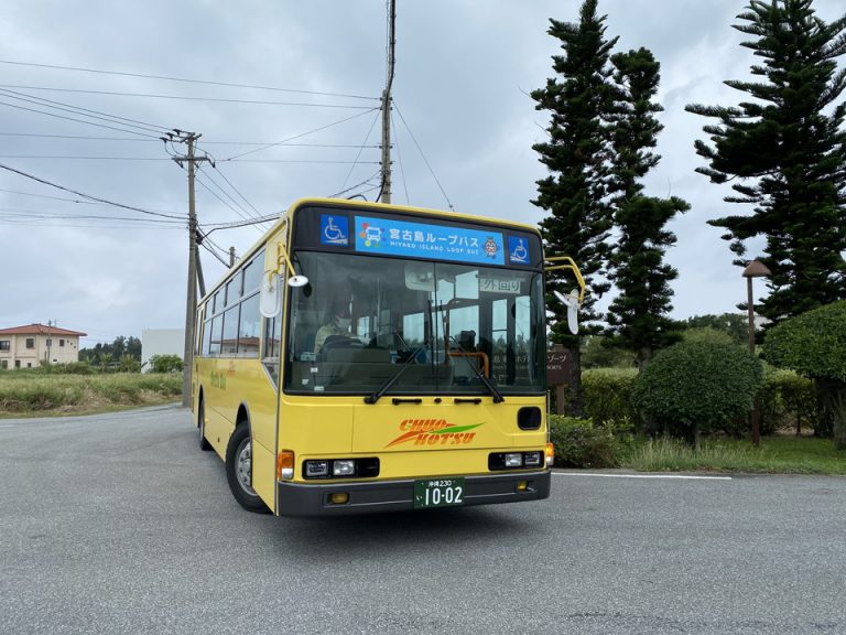 ホテルへは島内の主要なバスが立ち寄る
