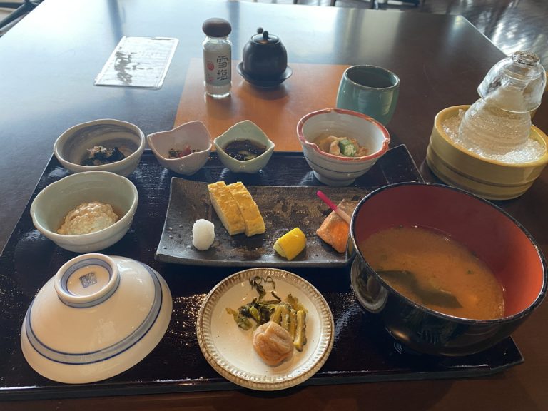 朝食会場・薪を使って釜で炊いたこだわりの朝食(1)