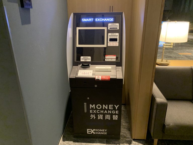 フロント横 外貨両替機