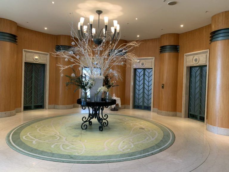 フロント階のエレベーターホール