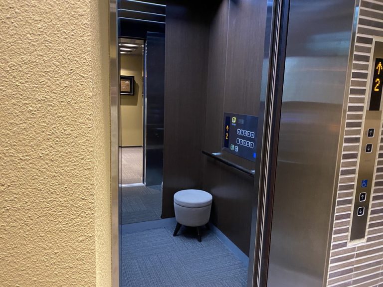 エレベーター内観1