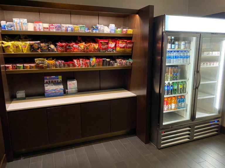 フロントの奥へ進むとミニショップあり