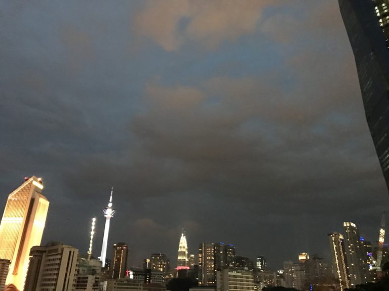 テラス席から見たクアラルンプールの夜景です。KLタワーやツインタワーが遠目に見ることができます。
