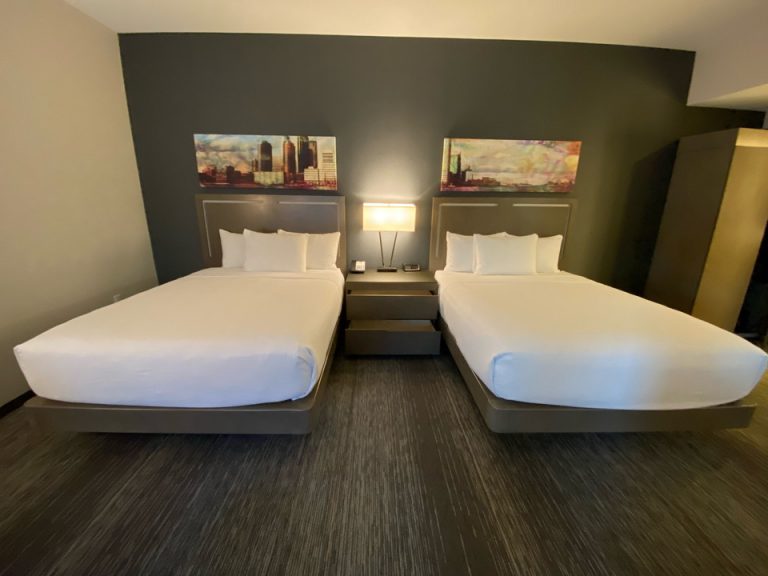 広々としたクイーンサイズベッドが2台