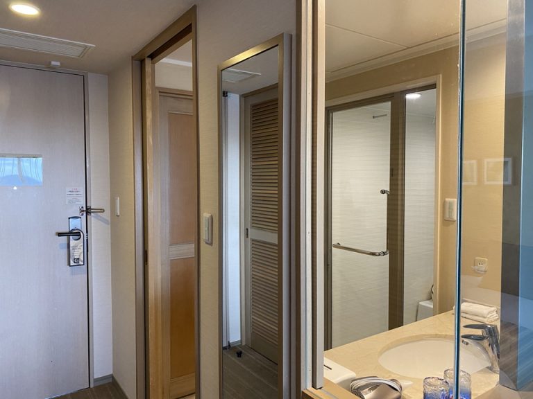 洗面所方向 洗面所のミラーの扉を開けた状態(ワイドビュー)(2)