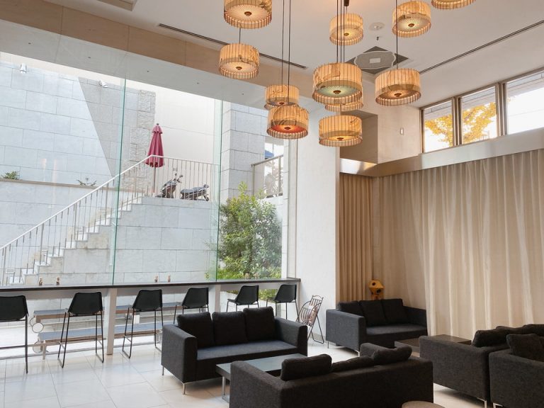 カフェ、ウェイティングエリア