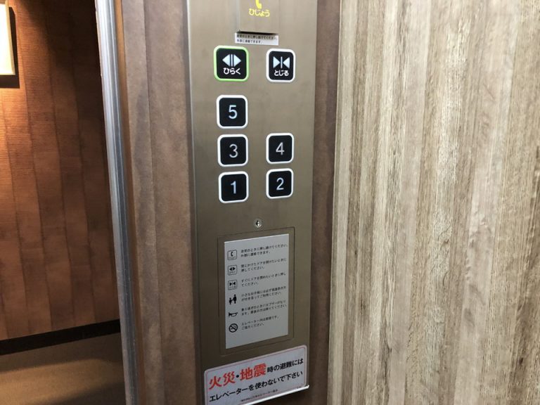 エレベーター内1