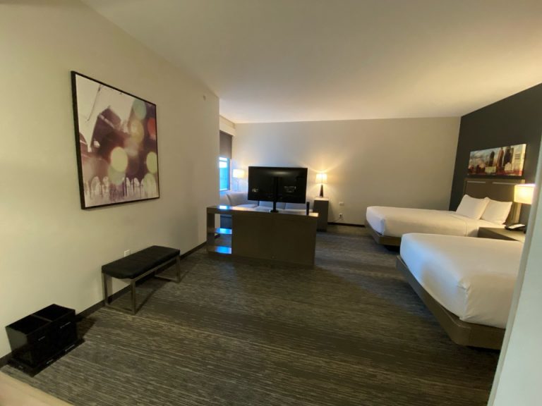 入口方向から見た客室全体の様子