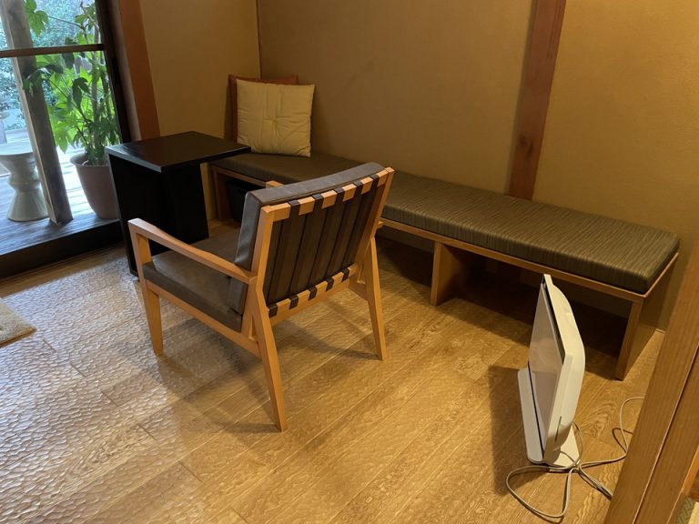 脱衣スペース(ソファ・椅子あり)