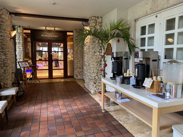 朝食会場・入り口のみ 地元の食材をふんだんに使用したバラエティー豊かなブッフェスタイル(2)