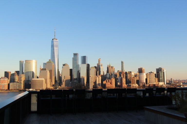 マンハッタンのビル群を間近に見ることができる