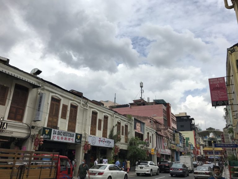 ホテルのすぐ前のペタリンストリートへ向かう道です。バー、アジアンレストラン、カフェ、中華料理店など、飲食のお店が並んでいます。夜遅くまで営業しているお店も多いので、飲食には困らない環境です。