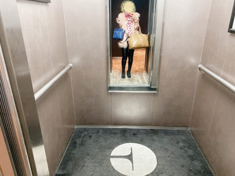 エレベーター内館